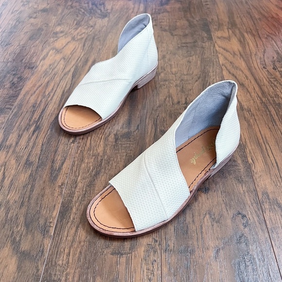 Free People • Mont Blanc Sandal asymmetrical White Distress leather cream ivory - Picture 2 of 10